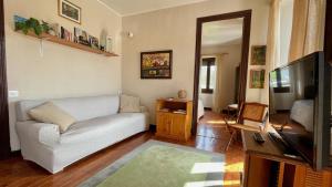 een woonkamer met een witte bank en een televisie bij La Cristina in Berástegui