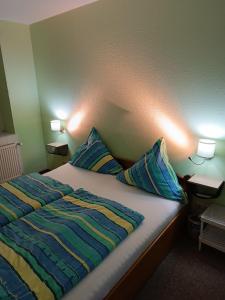 Oldenswort的住宿－Ferienwohnung Leuchtturm - b51002，一间卧室配有一张带两个枕头的床