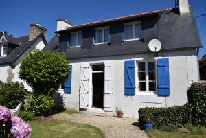 Casa blanca con persianas azules en Maison à 100m plage de Tourony avec jardin clos à TREGASTEL - Réf 400, en Trégastel