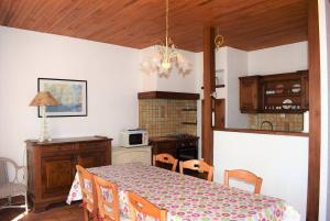 comedor con mesa y cocina en Maison à 100m plage de Tourony avec jardin clos à TREGASTEL - Réf 400, en Trégastel