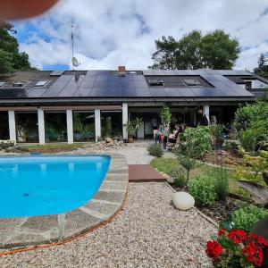 una casa con piscina en un patio en Wohnen in der Galerie en Worpswede