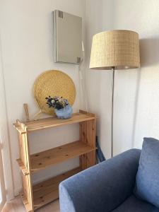 ein Wohnzimmer mit einer blauen Couch und einer Lampe in der Unterkunft Maisonnette bord de Lagune et Plage St Cyprien in Saint-Cyprien + 25 Fotos