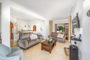 ein Wohnzimmer mit 2 Sofas und einem Tisch in der Unterkunft Villa Casa Coelho by Villa Plus in Terras Novas