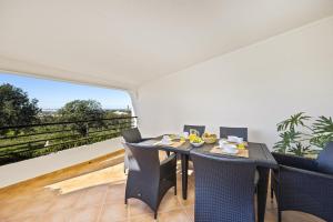 ein Esszimmer mit einem Tisch und Stühlen auf dem Balkon in der Unterkunft Villa Casa Coelho by Villa Plus in Terras Novas