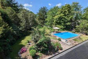 an overhead view of a swimming pool in a garden at Wohnen in der Galerie in Worpswede
