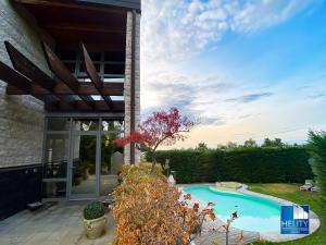 una piscina en el patio trasero de una casa en [Blissful Haven]Luxurious VILLA with POOL* * * * *, en San Ruffillo