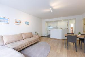 O bucătărie sau chicinetă la Miramar - garage available