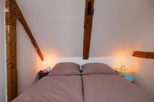 Un dormitorio con una cama con dos luces. en Bezaubernde Ferienwohnung in der alten Schmiede en Rheinsberg
