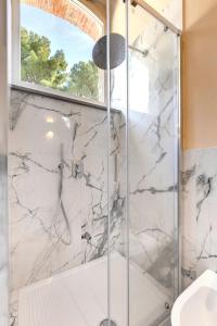 um chuveiro com uma porta de vidro na casa de banho em Il Poggetto em Rignano sullʼArno