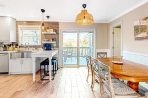 cocina y comedor con mesa de madera en Haysy Hollow, en Golden