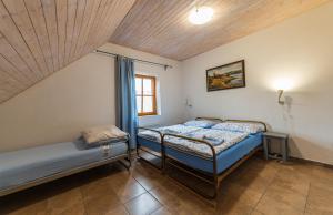 Postel nebo postele na pokoji v ubytování Apartmány Modrá Vrata