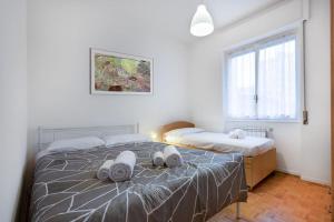 1 dormitorio con 2 camas y ventana en Navigli House Milano with fast WI-FI, en Milán