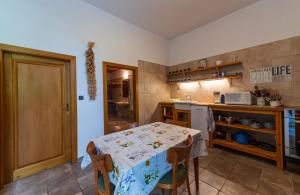 Kuchyň nebo kuchyňský kout v ubytování Apartmány Modrá Vrata