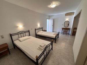 A bed or beds in a room at Sfinias Apartments