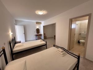 A bed or beds in a room at Sfinias Apartments