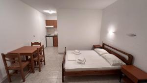 A bed or beds in a room at Sfinias Apartments