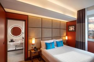 Giường trong phòng chung tại The Independent Hotel