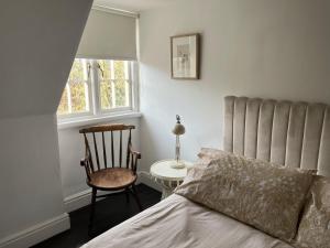una camera con letto, sedia e tavolo di Peaceful flat in The Park a Nottingham