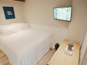 サンパウロにあるApê Paulista Bela Cintraの小さなベッドルーム(ベッド1台、テーブル付)
