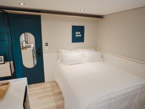聖保羅的住宿－Apê Paulista Bela Cintra，一间卧室,卧室配有一张床和一扇没有拥抱标志的门