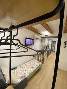 - une chambre avec des lits superposés dans l'établissement Oasi Central - Appartamento in pieno centro, à Trieste