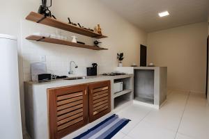 cocina con fregadero y encimera en Flats Japaratinga - a 200m da praia com varanda, en Japaratinga