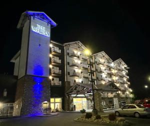 un gran edificio con un cartel delante en The Walden, Trademark Collection By Wyndham en Pigeon Forge