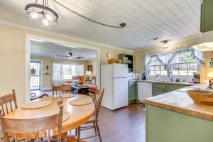 uma cozinha e sala de jantar com mesa e cadeiras em Killen Vacation Rental about 4 Mi to Wilson Lake! em Killen