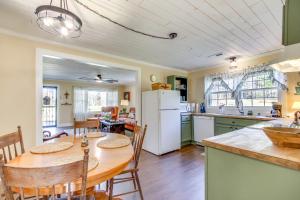 una cucina e una sala da pranzo con tavolo e sedie di Killen Vacation Rental about 4 Mi to Wilson Lake! a Killen