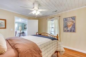 una camera da letto con un letto e un ventilatore a soffitto di Killen Vacation Rental about 4 Mi to Wilson Lake! a Killen