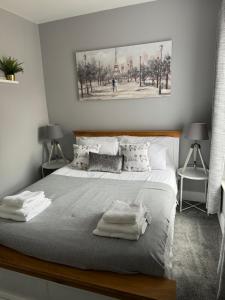 Postel nebo postele na pokoji v ubytování Modern, spacious and Central Location