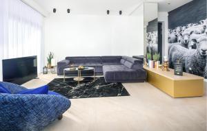 ein Wohnzimmer mit Sofa und Fernseher in der Unterkunft Lovely Home In Jakisnica With Sauna in Jakišnica