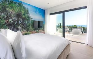 ein Schlafzimmer mit einem weißen Bett und einem großen Fenster in der Unterkunft Lovely Home In Jakisnica With Sauna in Jakišnica