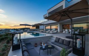 ein Bild von einem Haus mit einem Swimmingpool in der Unterkunft Lovely Home In Jakisnica With Sauna in Jakišnica + 22 Fotos