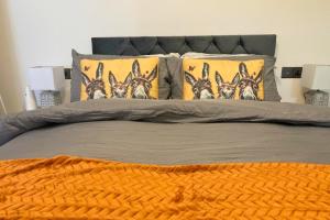 Katil atau katil-katil dalam bilik di Harbour Haven - Central 1-Bedroom, Cosy Apartment in Weymouth