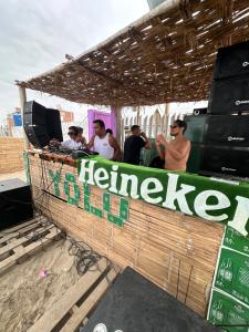 Večerní zábavní program pro hosty v ubytování YOLO House Peru