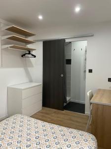 1 dormitorio con cama, armario y escalera en Superbe T4 Spacieux et Lumineux IUT-Hôpital-Stade, en Lens