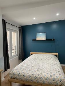 Un dormitorio con una pared azul y una cama en Superbe T4 Spacieux et Lumineux IUT-Hôpital-Stade, en Lens