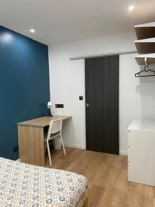 1 dormitorio con escritorio, 1 cama y 1 mesa en Superbe T4 Spacieux et Lumineux IUT-Hôpital-Stade, en Lens