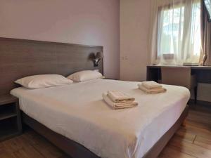Postel nebo postele na pokoji v ubytování Logis Hôtel Le Mistral - Restaurant - Montélimar Sud