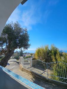 balkon z drzewem i ogrodzeniem w obiekcie Residence Limoneto Ischia w mieście Ischia