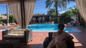 The swimming pool at or close to Hotel Redebora