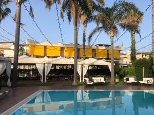 The swimming pool at or close to Hotel Redebora