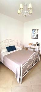 Un dormitorio con una cama grande y una lámpara de araña. en Alba b&b, en Polignano a Mare