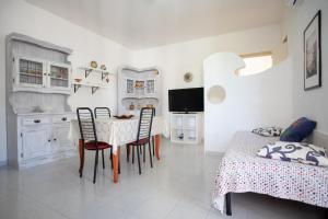 a kitchen and dining room with a table and chairs at Villetta Oasis in Punta Prosciutto