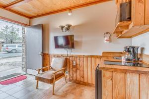 Kuchyň nebo kuchyňský kout v ubytování Pet-Friendly Ruidoso Studio about 5 Mi to Alto Lake!