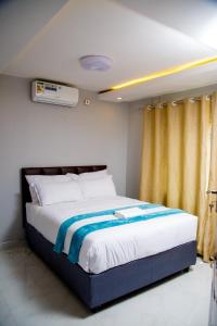 1 dormitorio con 1 cama grande en una habitación en Modern Village Apartments, en Chipata