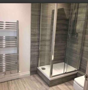 a shower with a glass door in a bathroom at Beautiful 5Bedroom Hse-Contractor/Family/Corporate in Kent