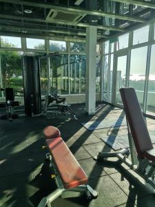 Fitness centrum a/nebo fitness zařízení v ubytování Sutera Avenue - Jom Summer Suite + 12 fotografií