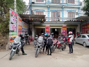 un grupo de motocicletas estacionadas frente a un edificio en Hien Thuc Hotel, en Ninh Binh